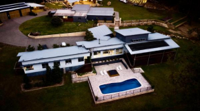 Luxury Mandalong Mansion with Pool & Spa